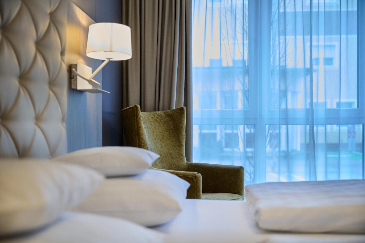 Hotel Am See ノイトラウブリング エクステリア 写真
